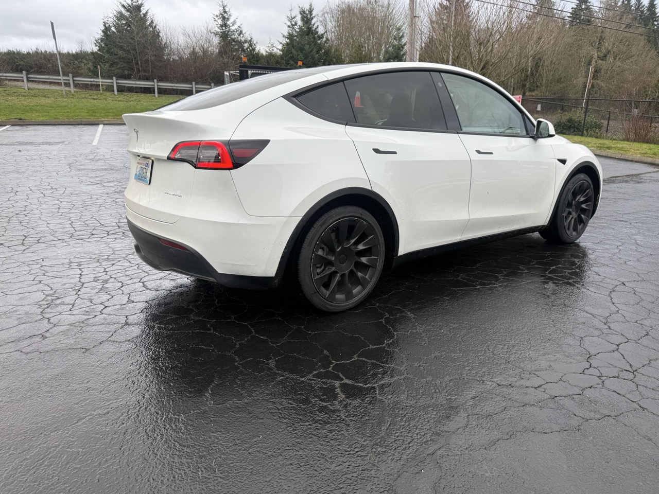 Tesla Model Y 4